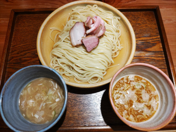 「つけ汁2種つけめん（釜揚げ）・350ℊ・（にんにく醤油＋海老」@あいだやの写真