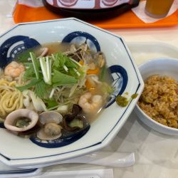 海鮮ちゃんぽん1000円、半炒飯350円