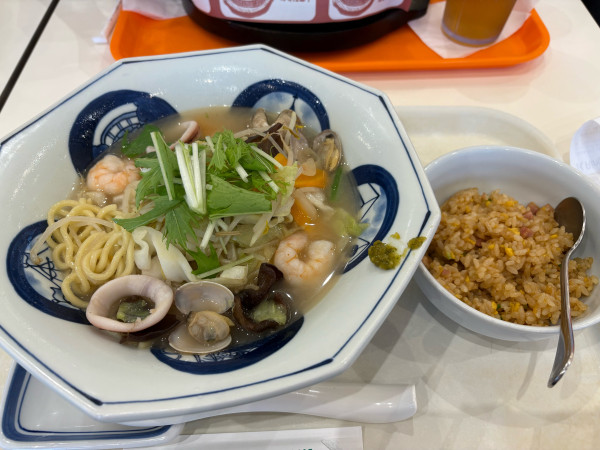 「海鮮ちゃんぽん1000円、半炒飯350円」@リンガーハット ファッションクルーズひたちなか店の写真