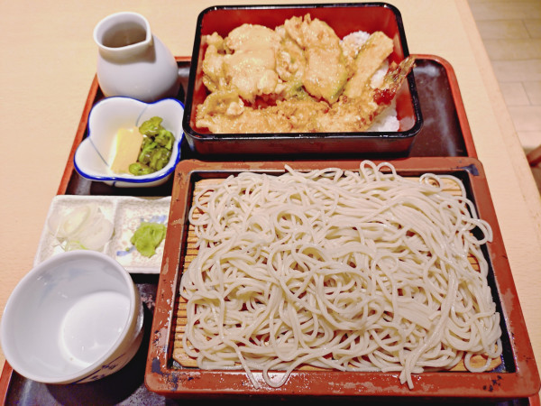 「【本日のサービス】天重セット（冷そば選択）　１２００円　※」@麻布永坂更科本店 都庁議会棟店の写真