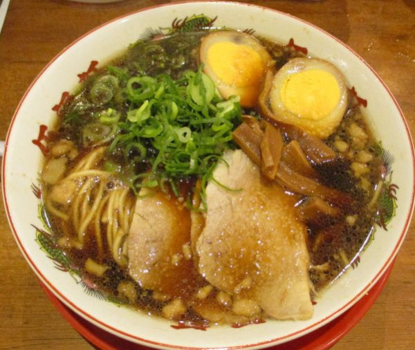 「背油黒醤油玉子ラーメン　650円※サービス価格通常940円」@伍福軒 新宿西口店の写真