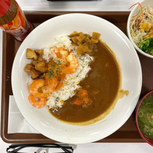 「にんにくぷりぷりエビの ビスクソースカレー」@すき家 JR町田駅南口店の写真