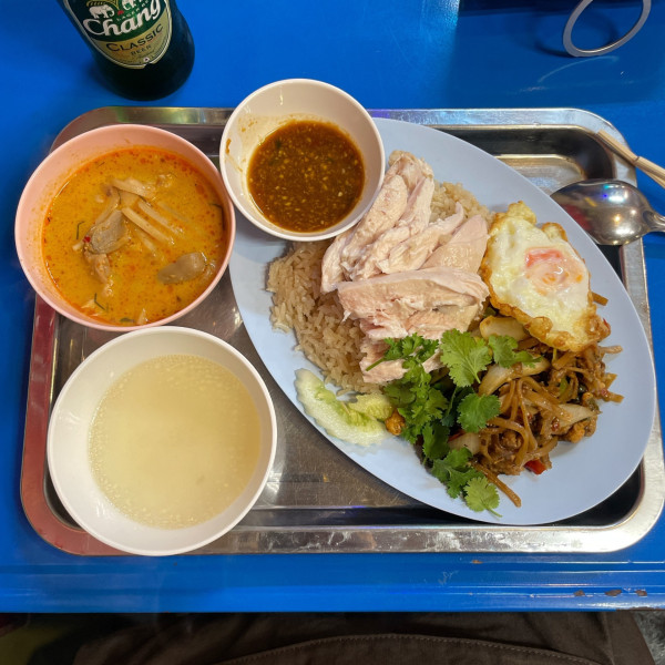 「3種盛り(カオマンガイ・パネンカレー・パッキーマオ)」@タイごはん 泉州屋台の写真