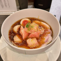 【限定】「桃とフィンガーライムの冷やしらーめん（醤油）」（2500円）