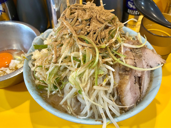 「小 ラーメン+ネギ+お魚天国+玉ねぎたまご」@ラーメン二郎 八王子野猿街道店2の写真