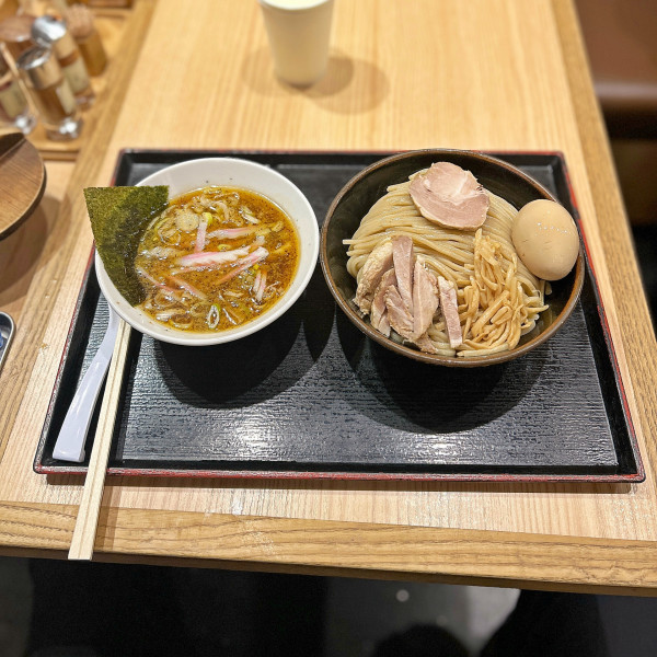 「創業つけ麺（並）＋味玉」@舎鈴 東京サンケイビル店の写真