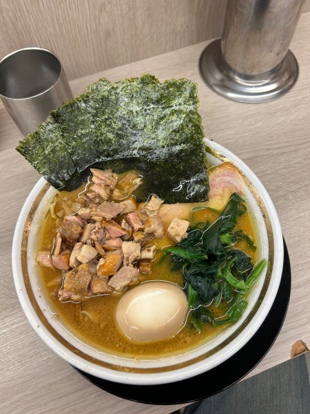 「ラーメン　900円　味玉　100円　ライス　150円」@王道家直伝 との丸家 越谷店の写真