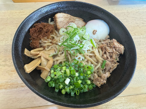 「人気No1 醤油特製油そば（太麺）1050円 本日大盛り無料」@めん処 麒麟児 KIRINJIの写真