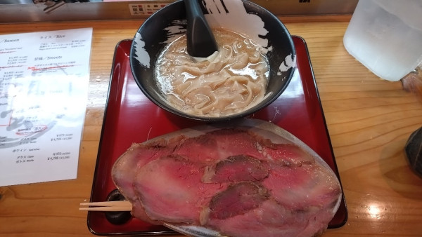 「ローストビーフラーメン(竹・2100円・平打ち麺・黒醤油)」@ラーメン 道玄の写真