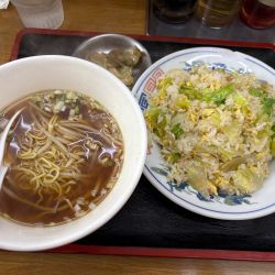 レタスチャーハンと半ラーメン(830円)