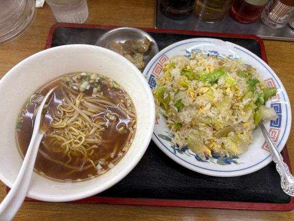 「レタスチャーハンと半ラーメン(830円)」@中華料理 香源の写真
