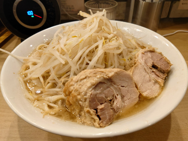 「ラーメン醤油（500）豚増し 生姜     野菜」@麺屋 味方 蒲田店の写真