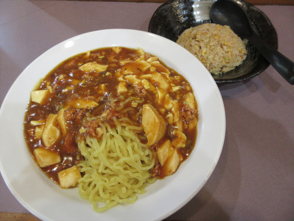 「【本日のお薦め】汁なし麻婆麺＋半チャーハン（900円）」@中華料理 末宝園の写真