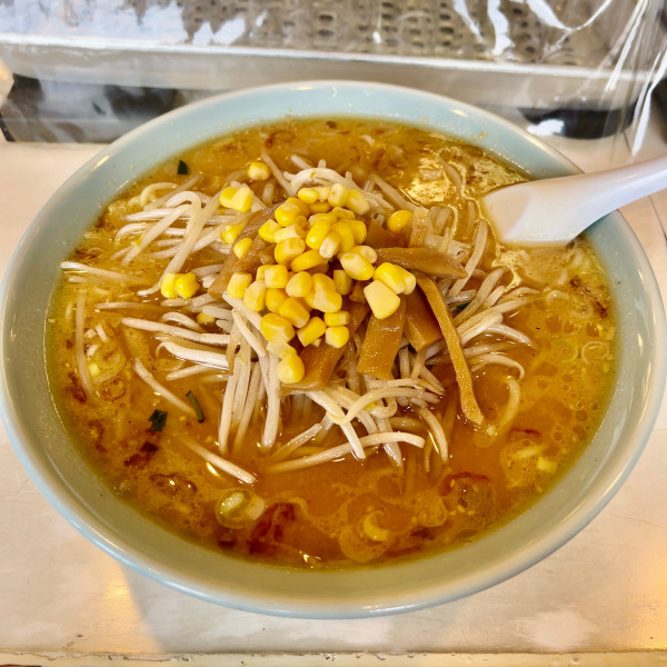 「ラーメンみそ〝炒めたもやし入り〟」@サッポロラーメン羆の写真