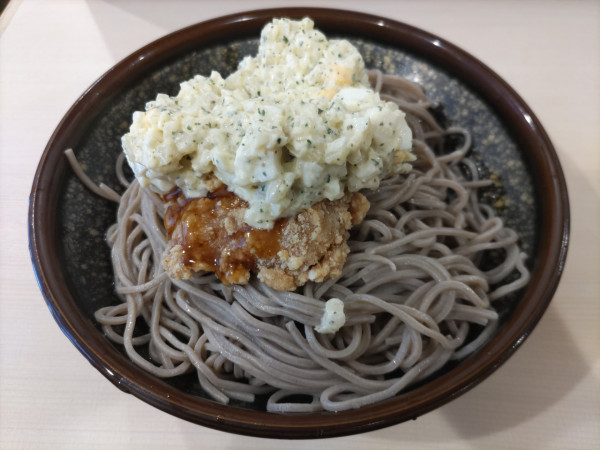 「かぶりつきタルタルチキンそば」@そば処 めとろ庵 上野店の写真
