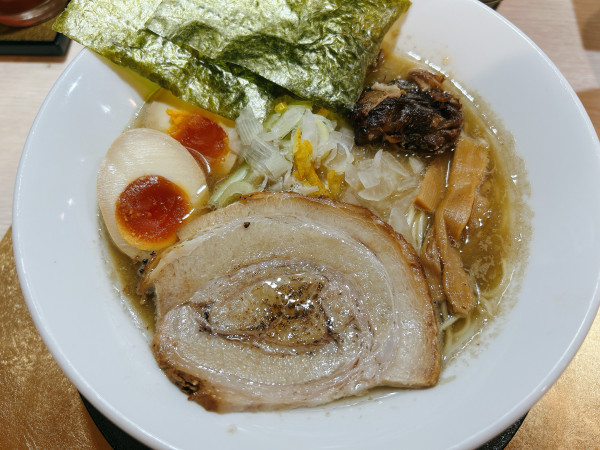 「特製濃厚煮干ラーメン」@麺屋 音 南越谷店の写真