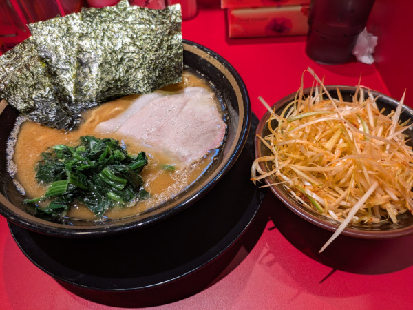 「ネギラーメン(赤)　1100円」@家系ラーメン 王道乃印 新橋店の写真