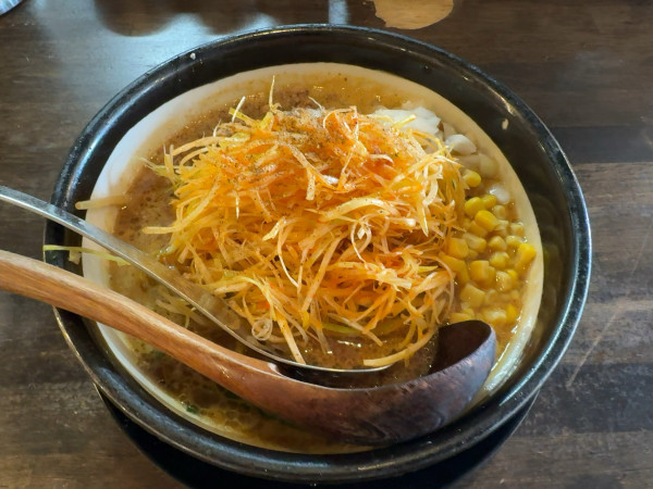 「赤ネギ味噌ラーメン　990円」@味噌ラーメン専門店 日月堂 浦和さいど店の写真