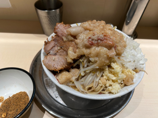 「大ラーメン(ニンニクカラメタマネギ魚粉、アブラマシマシ)+豚1枚」@麺でる 立川店の写真