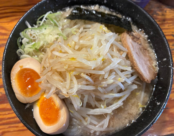 「モヤシ味玉ラーメン」@らあ麺 やったる 新宿店の写真