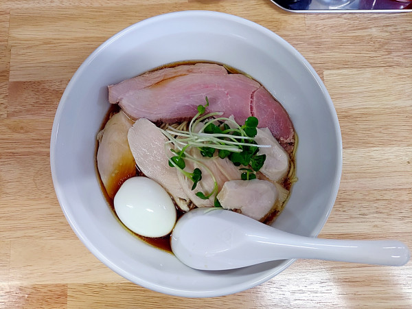 「まこっちゃん の 醤油ラーメン 鶏チャーシュー」@鶏そば まことの写真