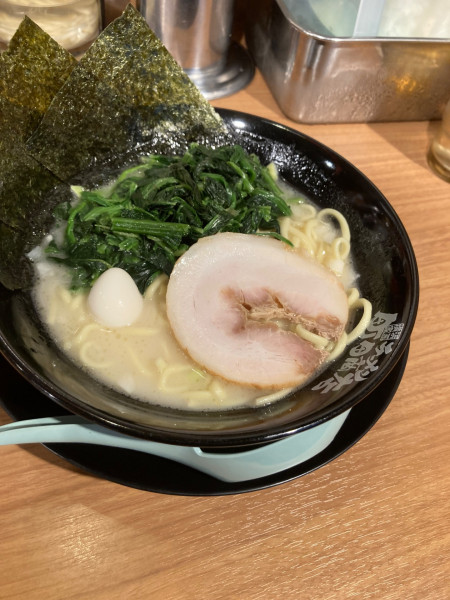 「塩（８８０円）ほうれん草無料トッピング」@三ノ宮商店の写真