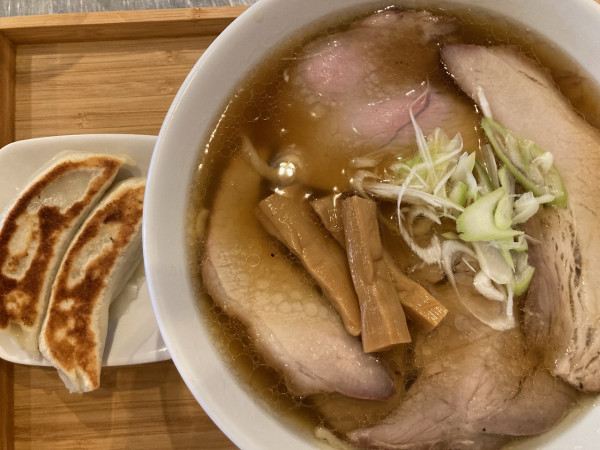 「醤油チャーシュー麺+餃子セット」@らーめんと餃子かんなの写真