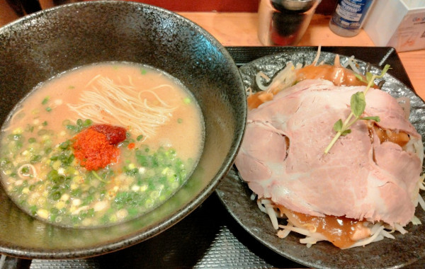 「もつ焼き野菜盛りラーメン」@博多豚骨らぁ麺 一絆 上野御徒町本店の写真