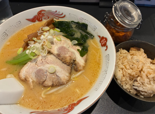 「味噌ラーメン　850円+炊き込みご飯200円」@麺屋 くりの写真