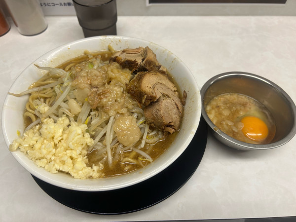 「ラーメン半分+脂生卵」@ラーメン豚ヒロの写真