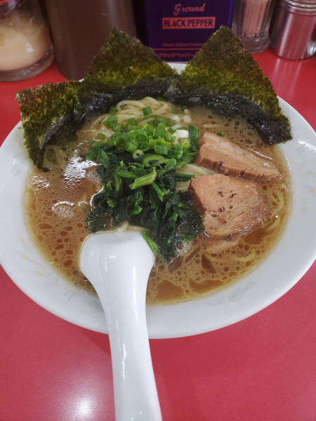 「細麺ラーメン並（小）麺１２５グラム」@鹿島家 鶴見店の写真