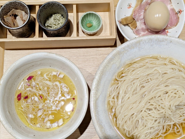 「地鶏塩つけめん+味玉(ランチサービス)」@Homemade Ramen 麦苗 COREDO室町店の写真