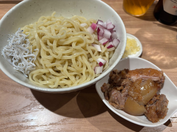 「アサヒスーパードライ小瓶〜冷やし煮干し油そばニンニク絞肉増し」@煮干し Noodles Nibo Nibo Cinoの写真