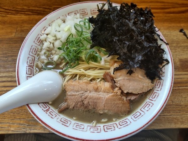 「濃厚煮干そば(中)＋高級ばら海苔､玉ねぎ」@煮干中華そば専門 煮干丸の写真