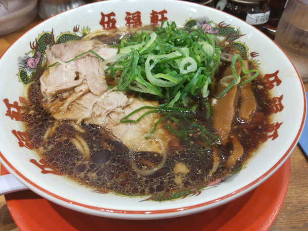 「背脂黒醤油ラーメン(500円)＋チャーシュー」@東京背脂黒醤油ラーメン 伍福軒 大宮店の写真