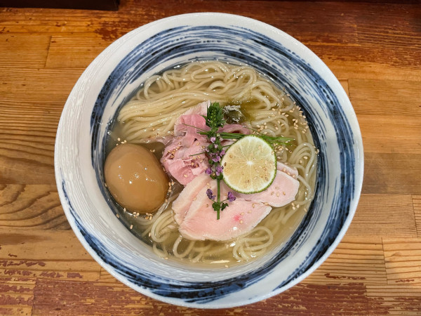 「【限定】昆布水の冷やし塩ラーメン+味玉」@本店 塩元帥の写真