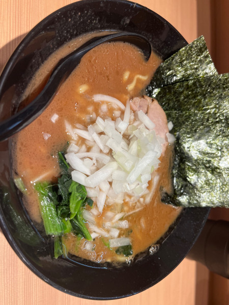 「ラーメン並900円＋玉ねぎ100円」@ます家の写真