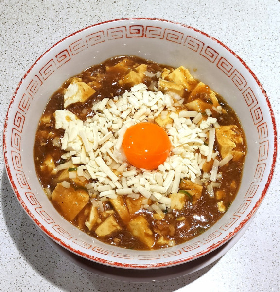 「カレーマーボーメン 980円＋チーズ卵黄のせ 200円」@日の出飯店の写真