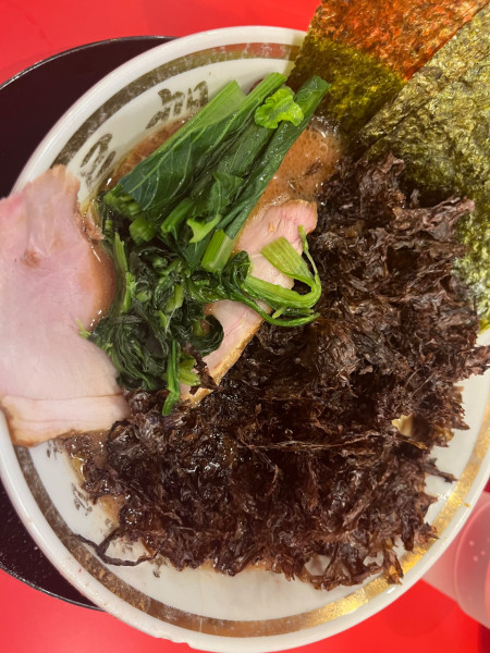 「ラーメン(並)900円＋岩のり200円＋フォロワー小松菜」@横浜家系ラーメン 大輝家の写真