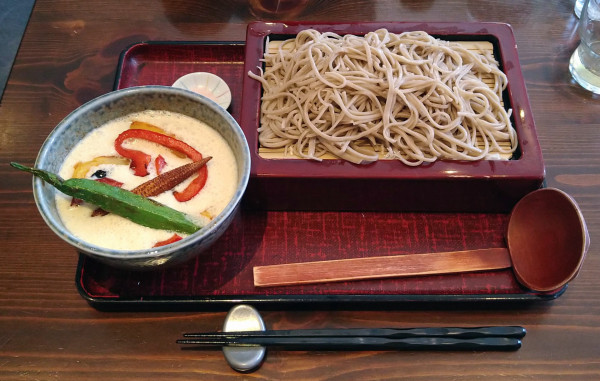 「冷やしグリーンカレーせいろ＋砂肝のキムチ和え」@そば処 花月庵の写真
