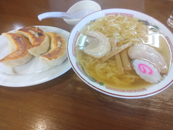 「手打ちラーメン 餃子3個」@叶屋の写真