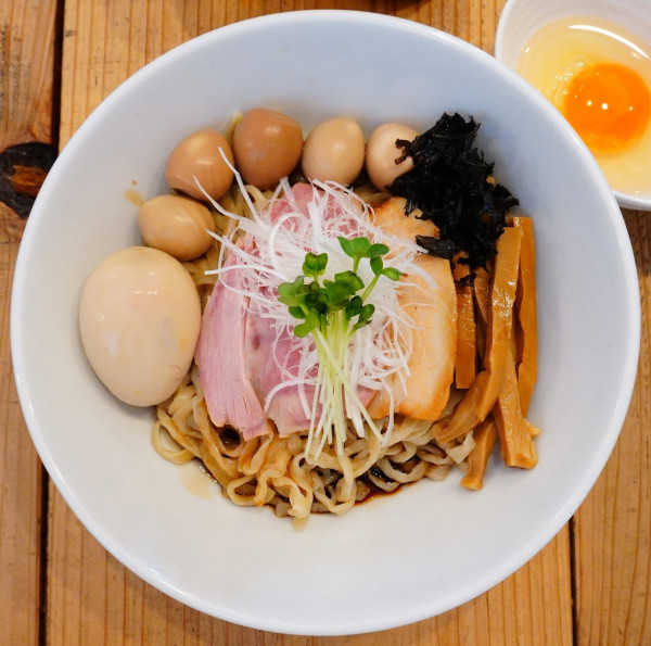 「鶏油ソバ＋味玉＋うずらの味玉＋生卵＋サッポロラガービール」@The Noodles & Saloon Kiriyaの写真