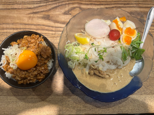 「冷やし中華1080円+肉味噌ご飯380円」@鶏そば十番 156 ICHIKORO 麻布十番店の写真