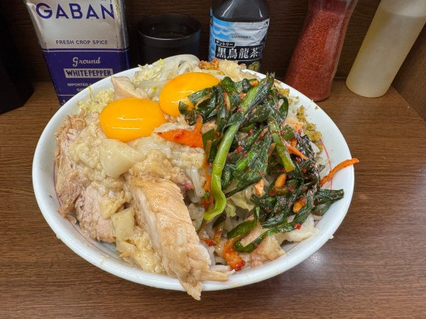 「小汁なし＋ニラキムチ生卵」@ラーメン二郎 横浜関内店の写真