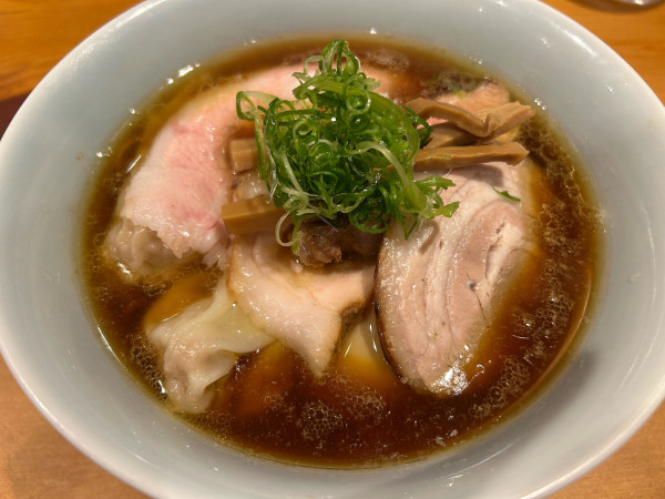 「特製中華そば(豚)＋鶏チャーシュー」@中華そば しば田の写真