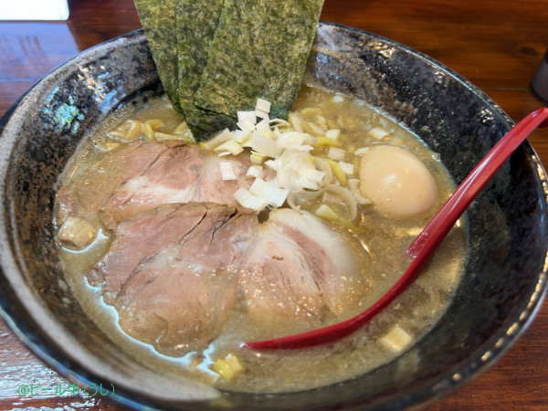 「特製煮干しラーメン(1100円)、肉めし(限定10食　400円)」@渡辺商店の写真