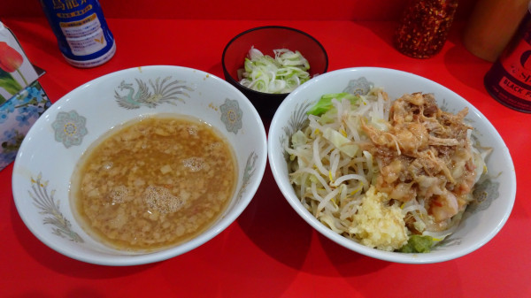「小ラーメン（750円）＋うぐいすつけ麺＋ネギ　ニンニクアブラ」@ラーメン二郎 朝倉街道駅前店の写真