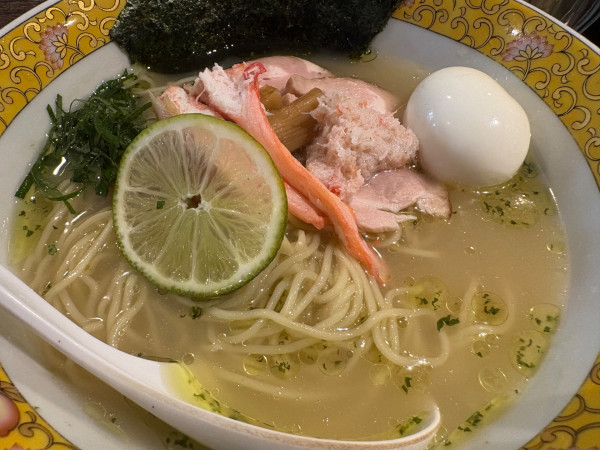 「[限定]ズワイ蟹と渡り蟹の冷やし蟹紫蘇らー麺+トリュフ味玉」@塩生姜らー麺専門店MANNISHの写真
