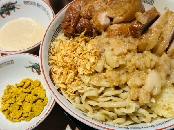 「冷やし中華 大 豚ダブル 1,800円 ぶっカリー 100円」@ラーメン豚山 東京ラーメン横丁店の写真