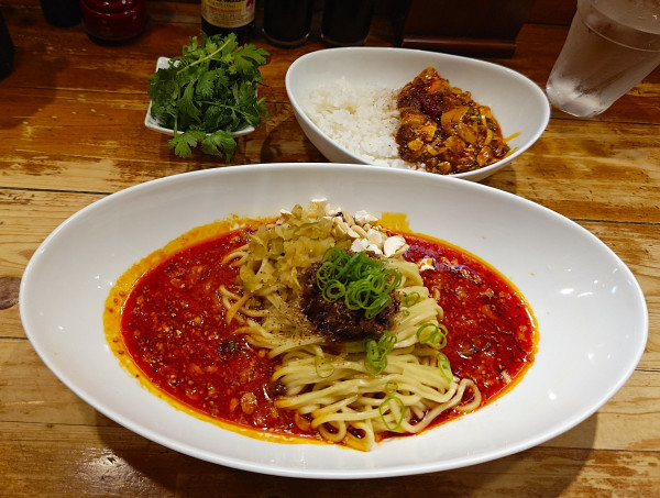 「汁なし政宗担々麺＋小麻婆丼+パクチー」@成都正宗担々麺 つじ田の写真